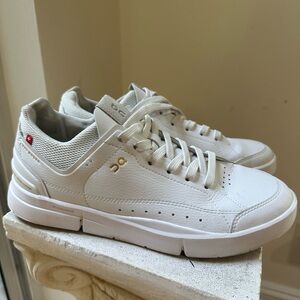 Roger Centre Court Women’s tennis shoe. White and gum color.  Size 8 M